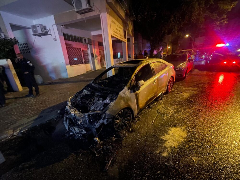 רכב הירידי עלה באש (צילום: דוברות כבאות והצלה)