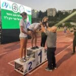 שאול צפנישווילי המאמן האגדי מעניק מדליות (צילום: רחלי אור)