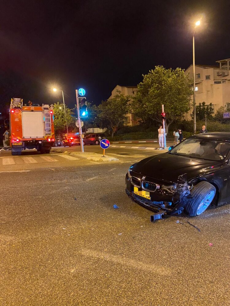 תאונה: אשה נלכדה במכונית ה-BMW (צילום: כבאות והצלה)