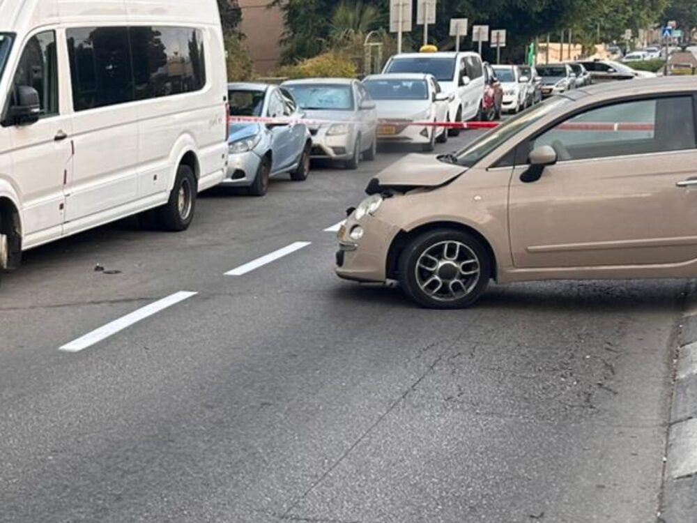 הרכב הפוגע - הולכת רגל נהרגה מפגיעת רכב בטירת כרמל (צילום: משטרת ישראל)