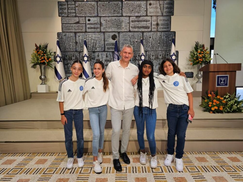אות הנשיא הוענק למועדון הכדורגל בנות קריית ים (צילום: באדיבות מועדון כדורגל בנות קריית ים)