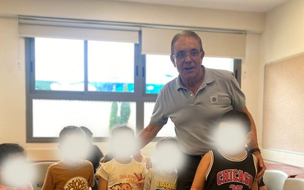 אריה טל ראש העיר מבקר בקייטנה לילדים ולבני נוער בעלי צרכים מיוחדים בטירת כרמל (צילום: דוברות עיריית טירת כרמל)