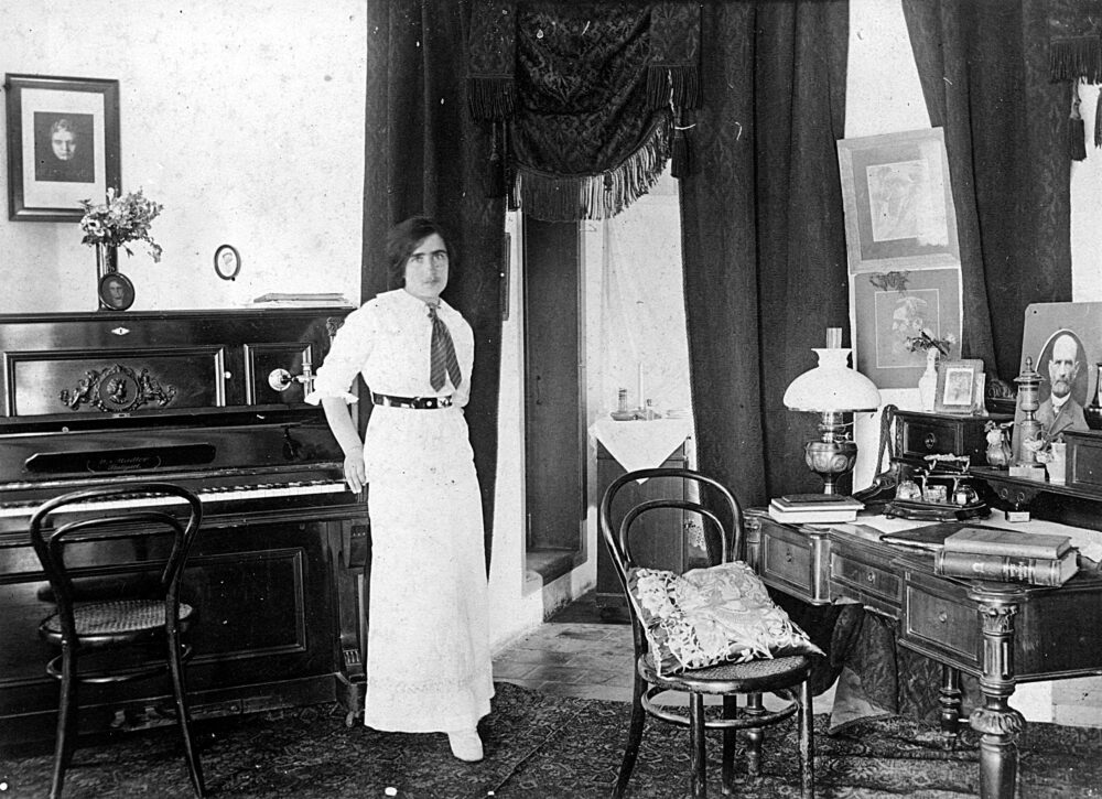 גיטה וייצמן והפסנתר בביתה במושבה הגרמנית, 1910 (מאוספי ביתמונה, אלבום מיכל ברנר)