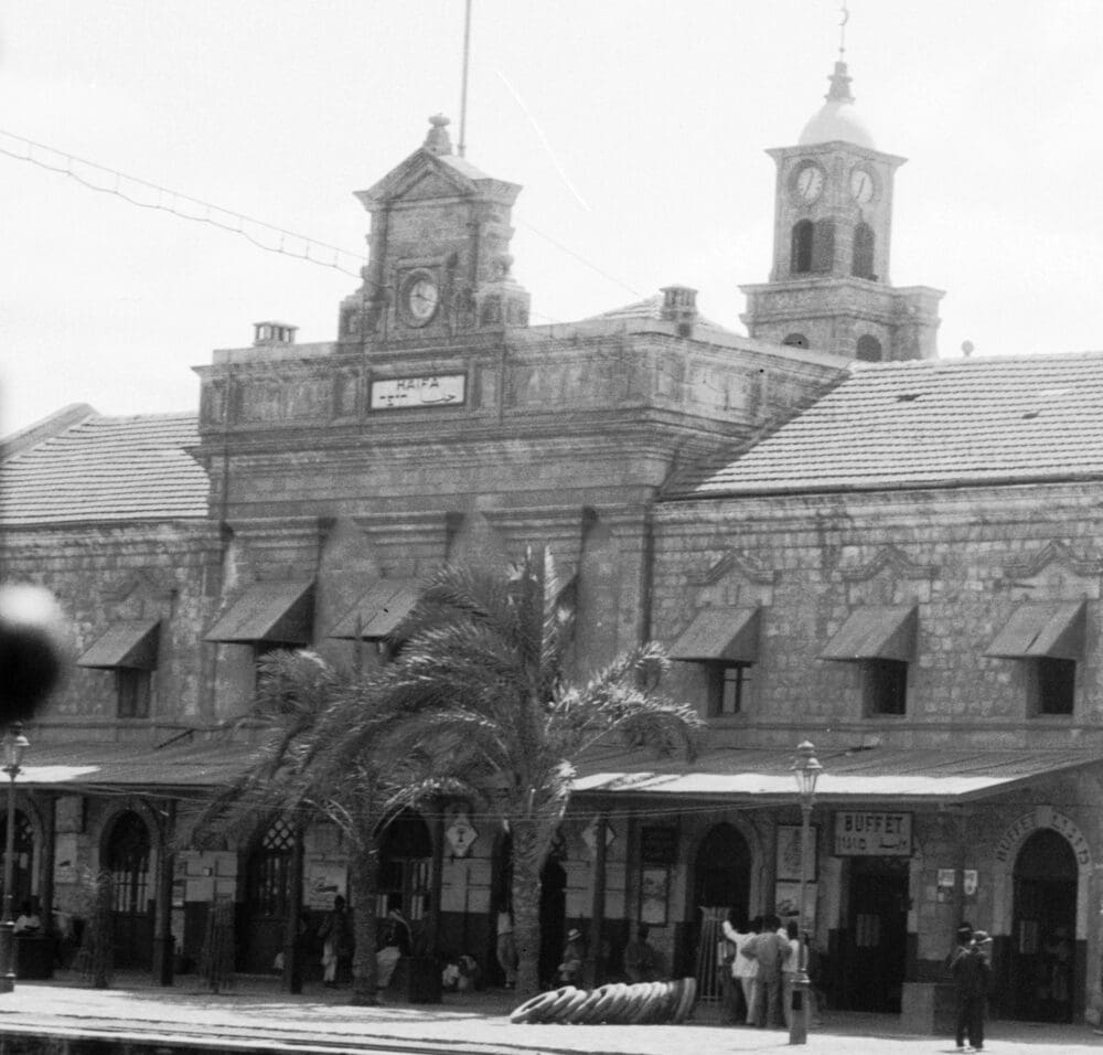 תחנת הרכבת חיפה מזרח בתקופת המנדט. (צילום: American Colony Photo Department או על ידי ממשיכה: the Matson Photo Service). הצילום הוא חלק מאוסף ספריית הקונגרס האמריקאי.