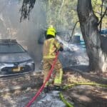 חיפה: רכב מסחרי בער כולו וגרם לנזק לרכב נוסף ולמתקן איסוף קרטונים (צילום: כבאות והצלה)