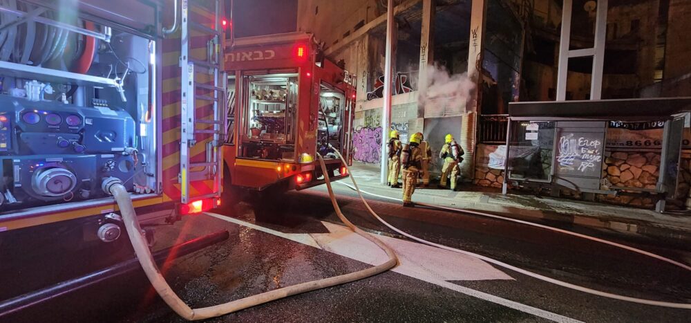 שריפה בחיפה • חילוץ אדם במצב קשה ממבנה בוער ברחוב הקטר בחיפה (צילום: כבאות והצלה)