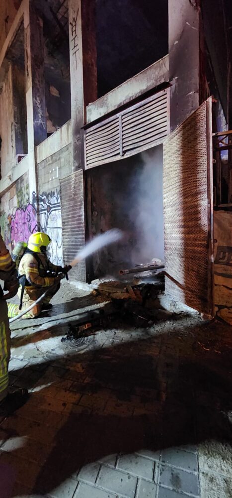 שריפה בחיפה • חילוץ אדם במצב קשה ממבנה בוער ברחוב הקטר בחיפה (צילום: כבאות והצלה)