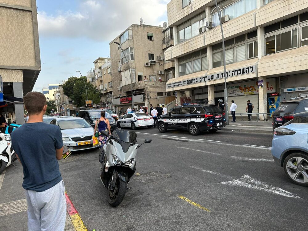 שוטרת מתנדבת שהייתה בסיור ברחוב הרצל, בשכונת הדר הכרמל בחיפה, ננשכה על ידי כלב (צילום: חי פה בשטח)