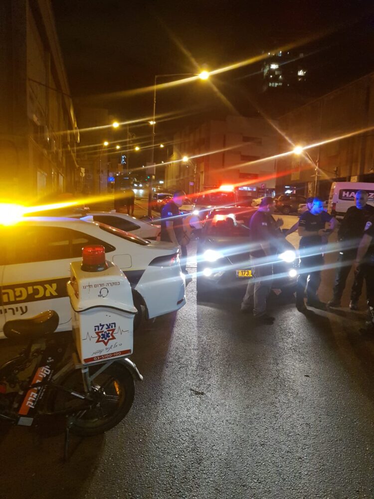  דקירה ברחוב שבתאי לוי בחיפה. בן 32, תושב עכו, מפונה במצב קשה לרמב"ם (צילום: ארגון הצלה)