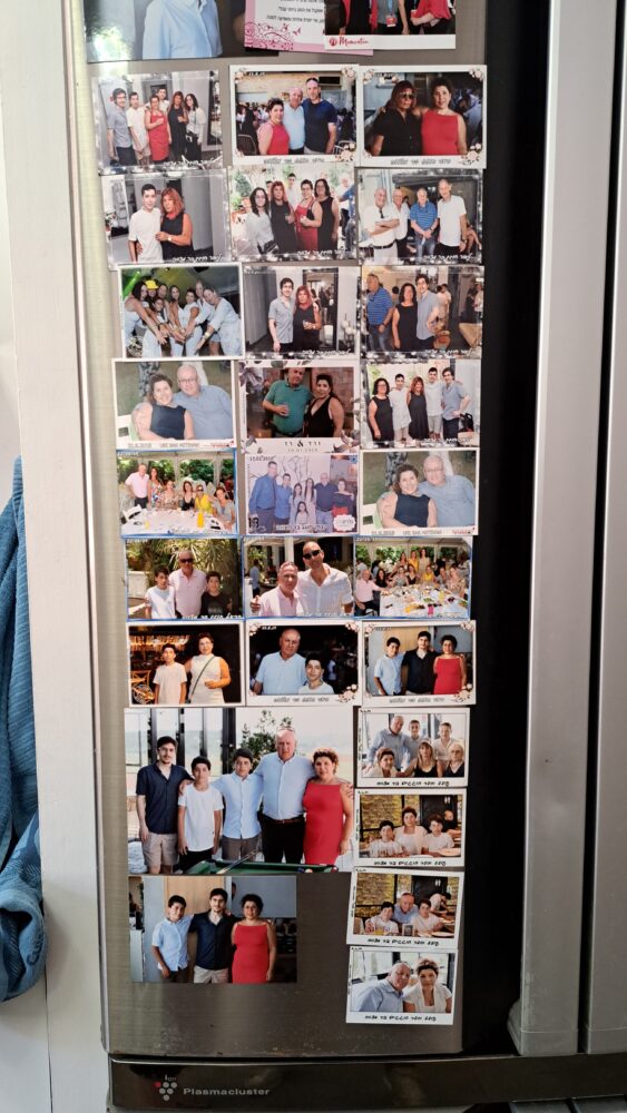 צילומי משפחה נוספים על דלתות המקרר במטבח הפונקציונלי - בבית השפית החיפאית ורד פרן (צילום: רחלי אורבך)