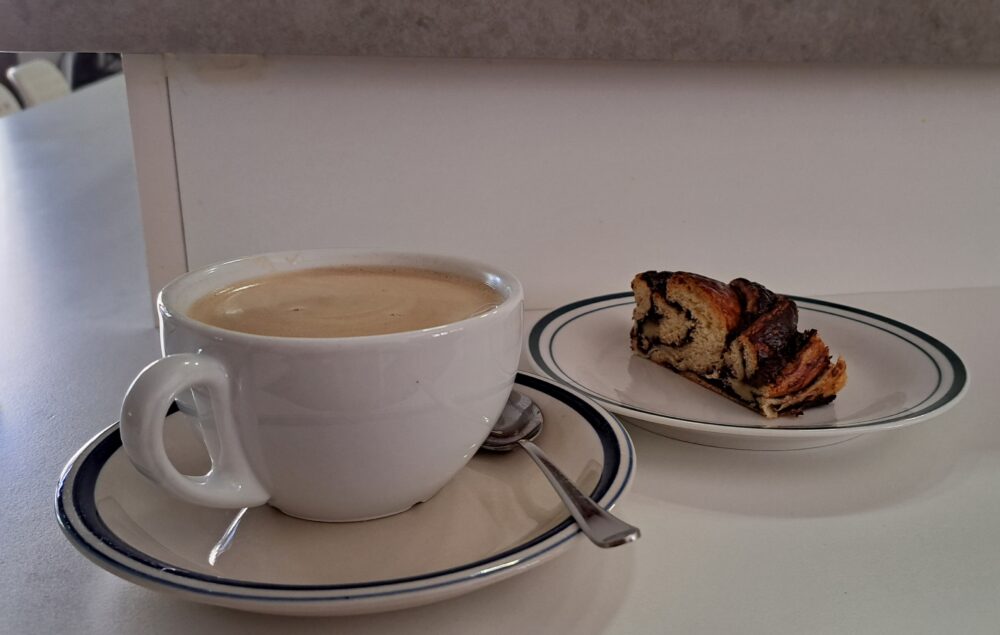 קפה ומאפה טעים - בבית השפית החיפאית ורד פרן (צילום: רחלי אורבך)