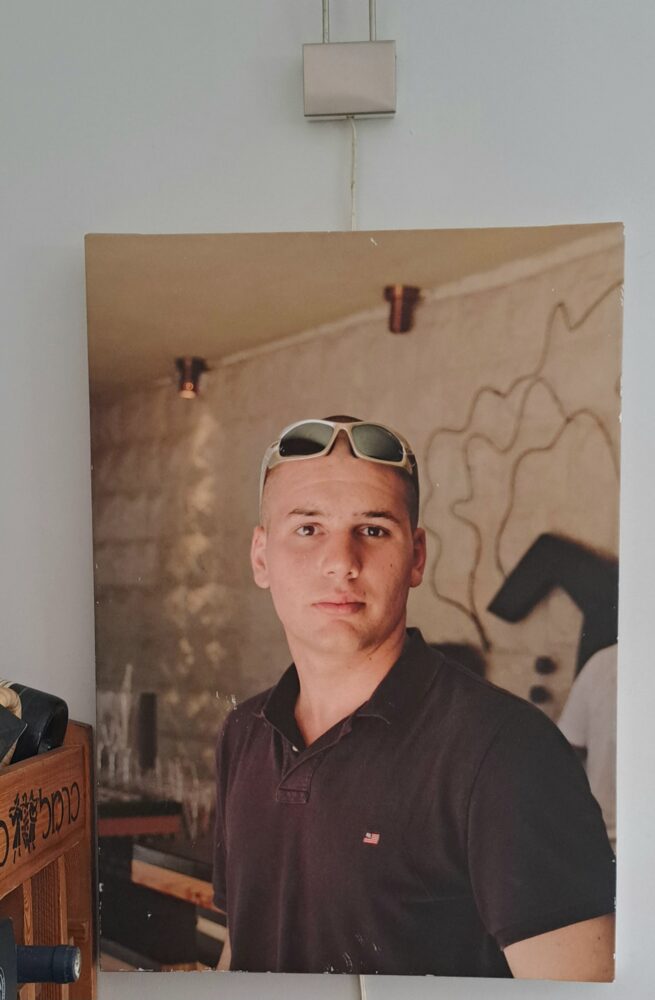 תמונתו של רן, בנה הבכור המוכשר והיפה אשר נהרג בשנת 2011 - בבית השפית החיפאית ורד פרן (צילום: רחלי אורבך)