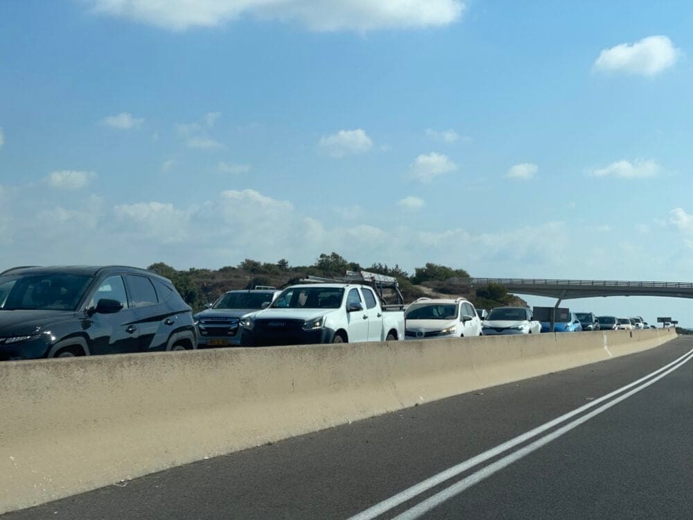 פקק ענק על כביש החוף (צילום: חי פה בשטח)