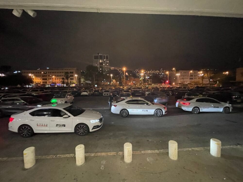 היציאה מתחנת רכבת מרכז השמונה היא מדרכה צרה, כביש וחניון. כדי להגיע למושבה הגרמנית צריך ללכת על הכביש ולזגזג בין רכבים חונים (צילום: יונתן גרשון)