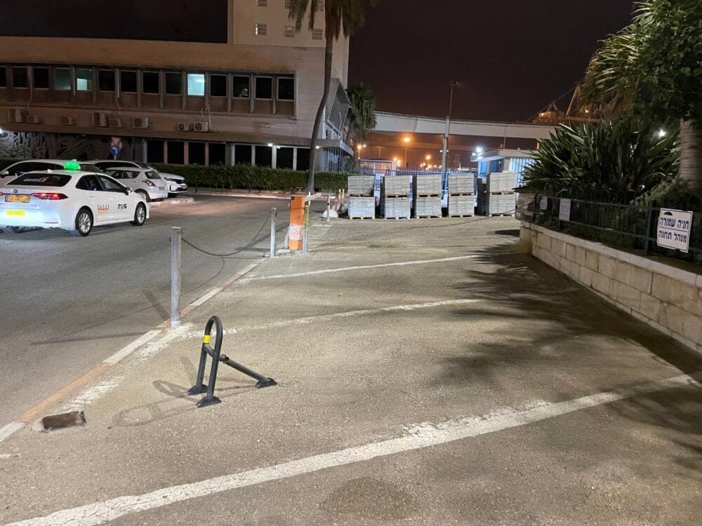 אם פונים ימינה מתחנת רכבת השמונה בחיפה נחסמים ע״י שרשרת שמגדרת את החניה של מנהל התחנה. ואחריה ערמות של בלוקים. הדרך היחידה לצאת היא ללכת על הכביש ללא מעבר חצייה. אם מישהו שואל את עצמו איך האיזור סביב התחנה לא מתרומם כאן מונחת התשובה (צילום: יונתן גרשון)