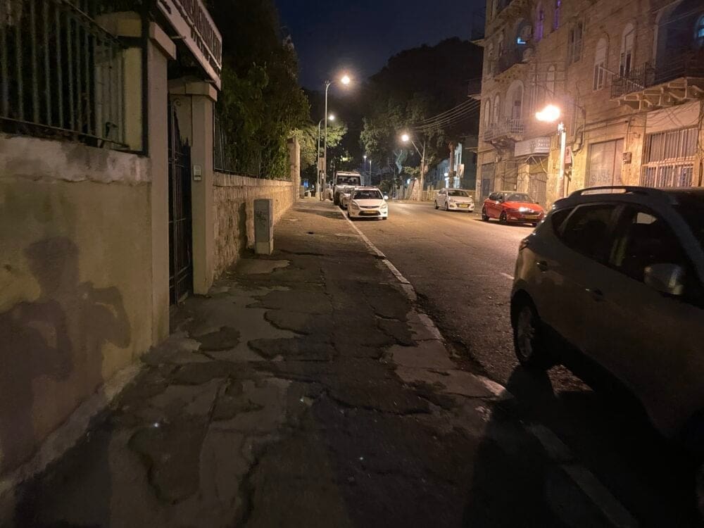 דרך יפו שמובילה מתחנת הרכבת, הכרמלית והשוק הטורקי למושבה הגרמנית חשובה, מלאת בורות ומוזנחת (צילום: יונתן גרשון)