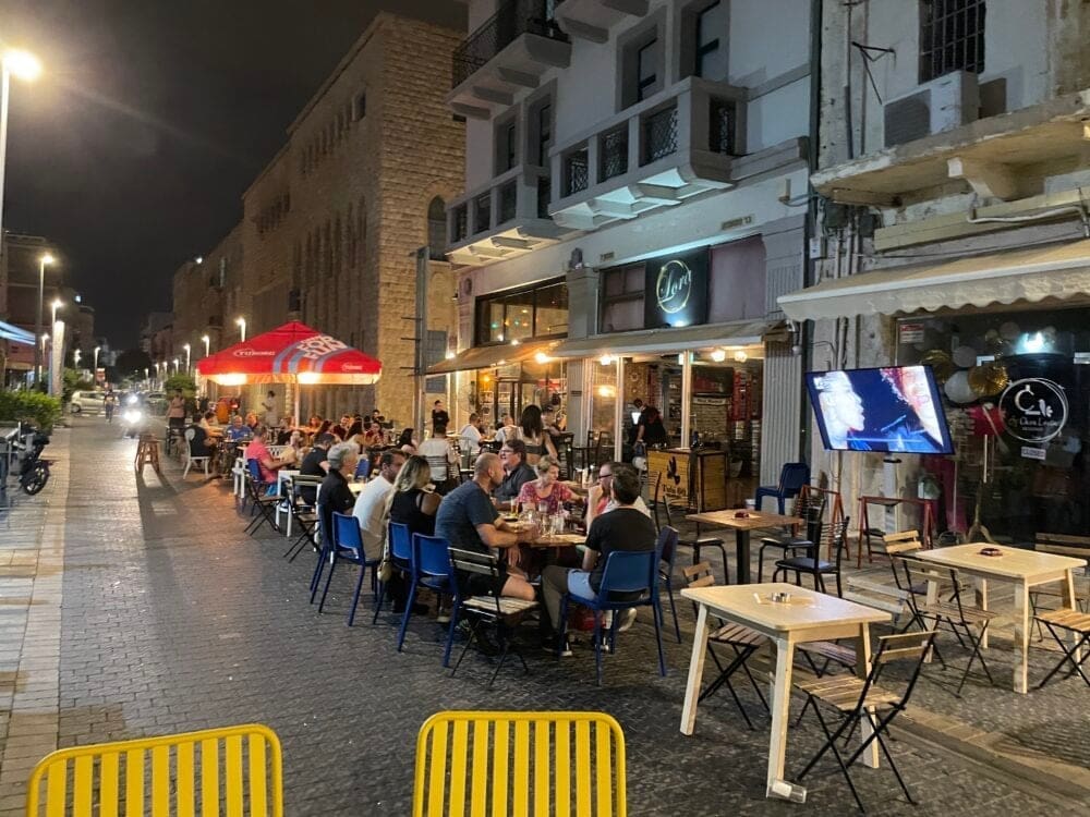 המדרחוב ברחוב נתנזון במתחם השוק הטורקי. כאשר הכביש נראה כמו מדרכה, כל הרחוב במפלס אחד ויש תאורה הרחוב מתמלא חיים (צילום: יונתן גרשון)