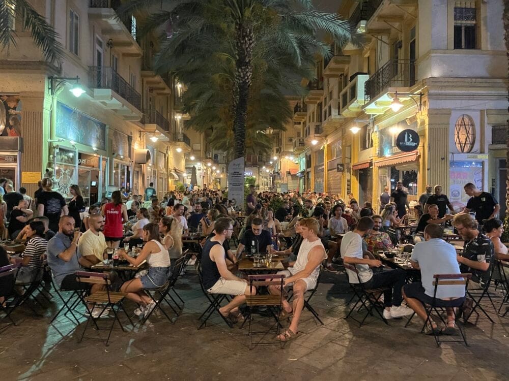 השוק הטורקי שוקק חיים ביום חמישי. ככה בונים אזור שוקק חיים: בניינים נמוכים, מדרכות רחבות, עצים ובלי מכוניות (צילום: יונתן גרשון)