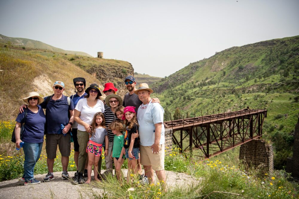 מיכל ברנר ומשפחתה ליד שרידי גשר אלחמה, אפריל 2022 (אלבום פרטי)