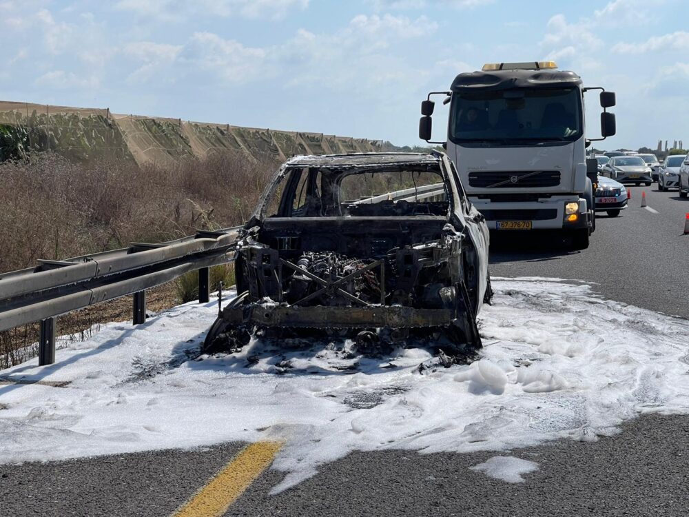 רכב עלה באש והשרפה התפשטה לשדה קוצים בין חיפה לעתלית (צילום: כבאות והצלה)