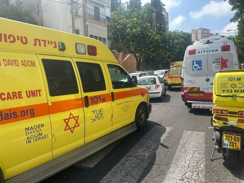 זירת הירי ברחוב ארלוזורוב בחיפה – אישה נהרגה ( צילום: מד״א)