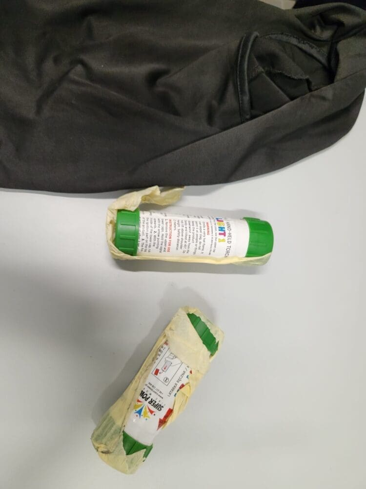 התפרעות אוהדי הכדורגל: נעצר כשעל גופו אבוקות (צילום: משטרת ישראל)