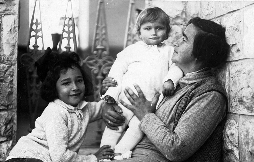 גיטה דוניה-ויצמן עם בנותיה רינה ומיכל (מאוספי ביתמונה, אלבום מיכל ברנר)