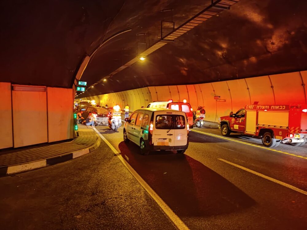 תאונה במנהרות הכרמל (צילום: כבאות והצלה)