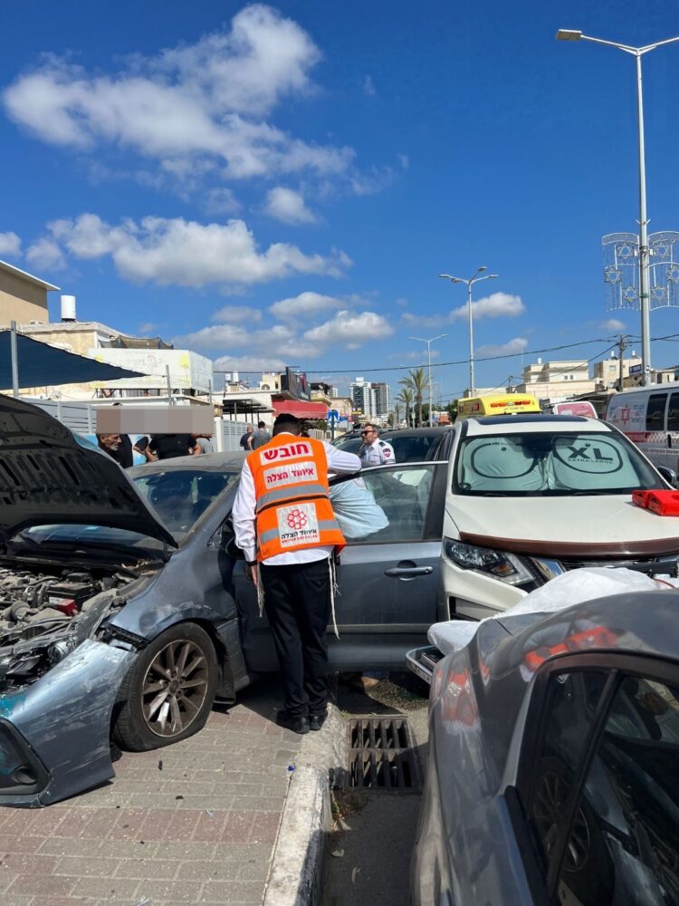 תאונה עם מעורבות שלושה כלי רכב והולכת רגל (צילום: דוברות משטרת ישראל)
