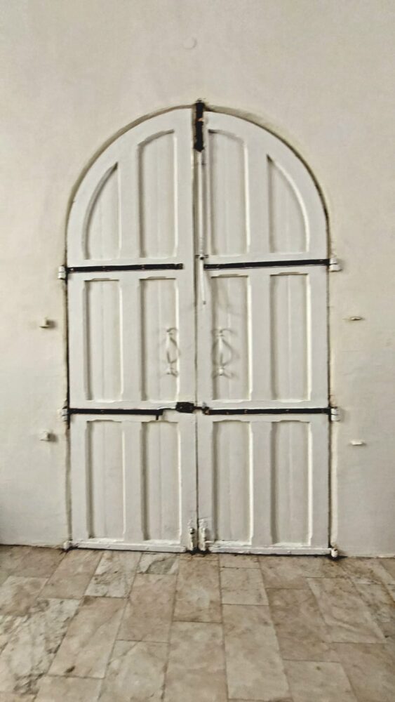 "את לא יכולה לצאת מכאן, הילה" - דלתות כנסיית גריגוריוס. (צילום: לילי מילת)