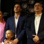 גדעון סער, דוד עציוני ושלי עציוני – שירת ההימנון בכנס של דוד עציוני (צילום: חי פה-TV)