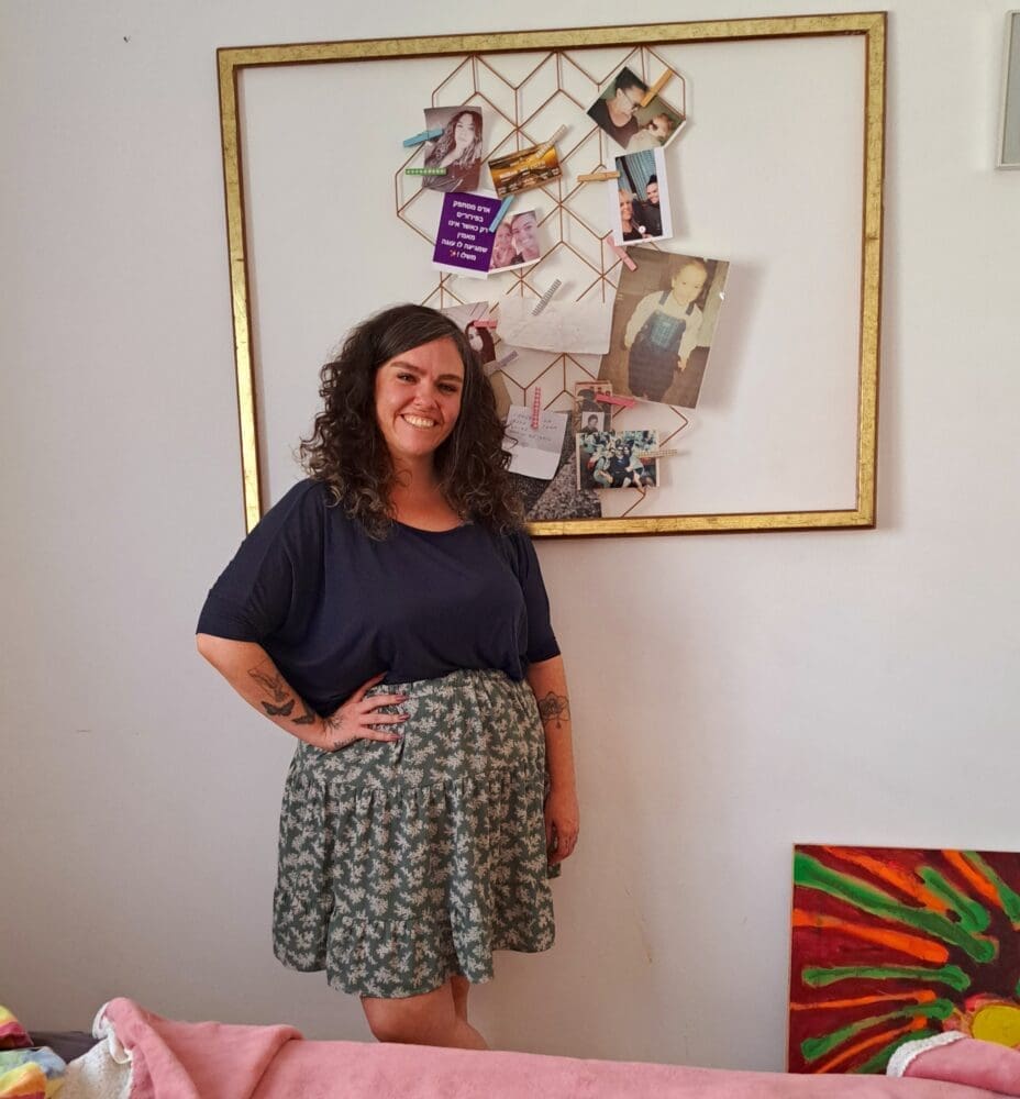 בבית תמרה וובר – קיר מסרים ותמונות (צילום: רחלי אורבך)