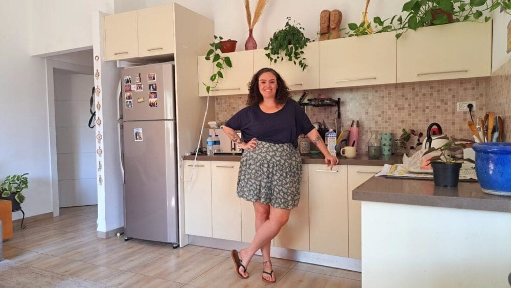 תמרה וובר במטבחה  (צילום: רחלי אורבך)