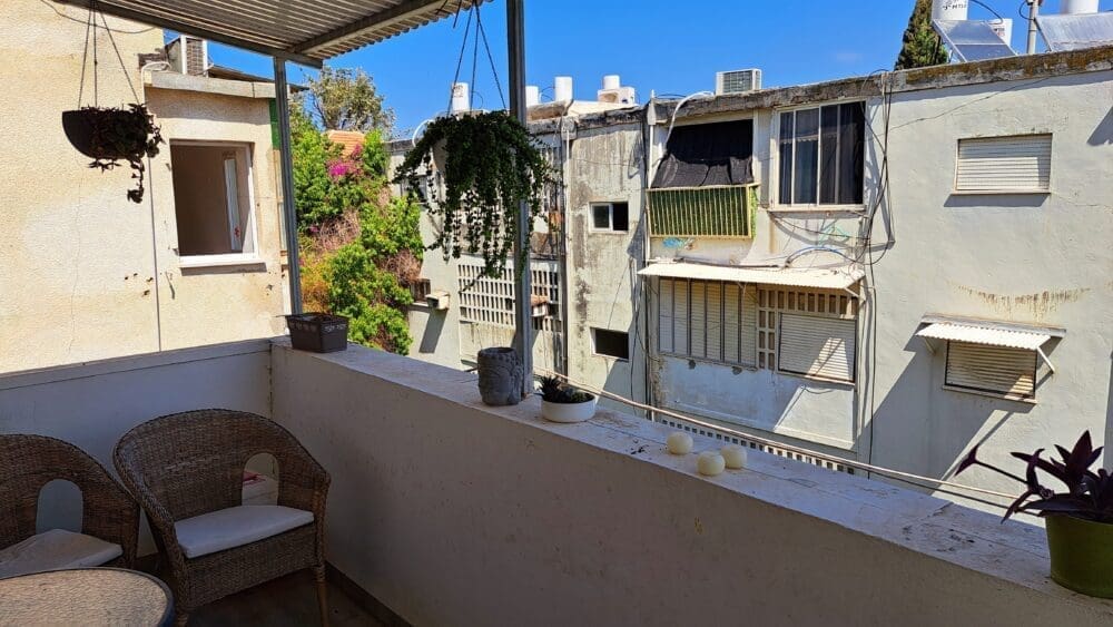 בבית תמרה וובר – נרות, תאורת לד ועציצים במרפסת האירוח (צילום: רחלי אורבך)