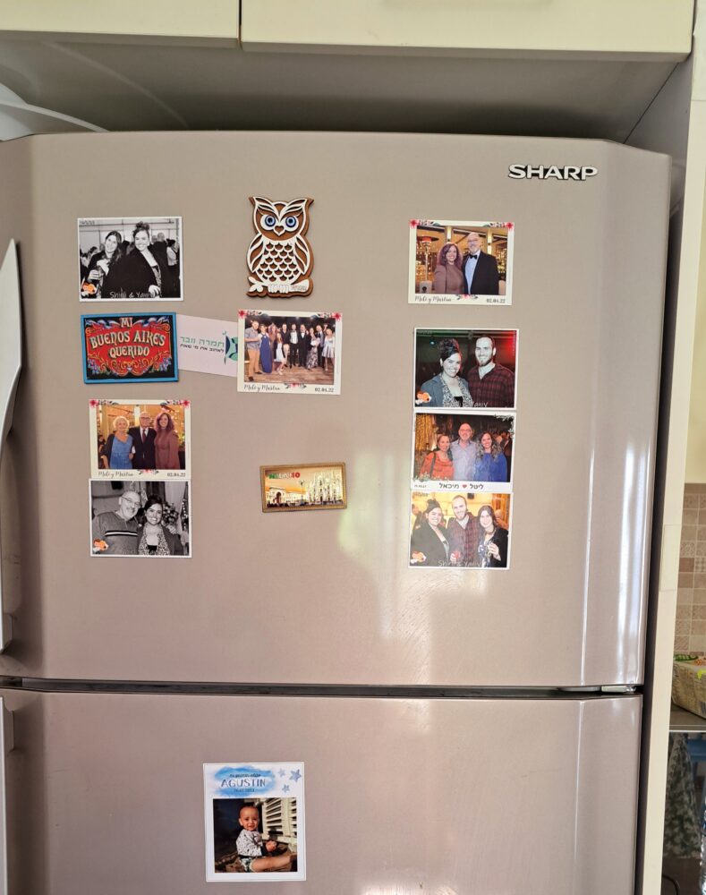 בבית תמרה וובר -תמונות ומזכרות על דלת המקרר (צילום: רחלי אורבך)