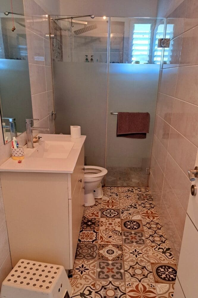בבית תמרה וובר – מרצפות וינטג' ותיקרה גבוהה  (צילום: רחלי אורבך)