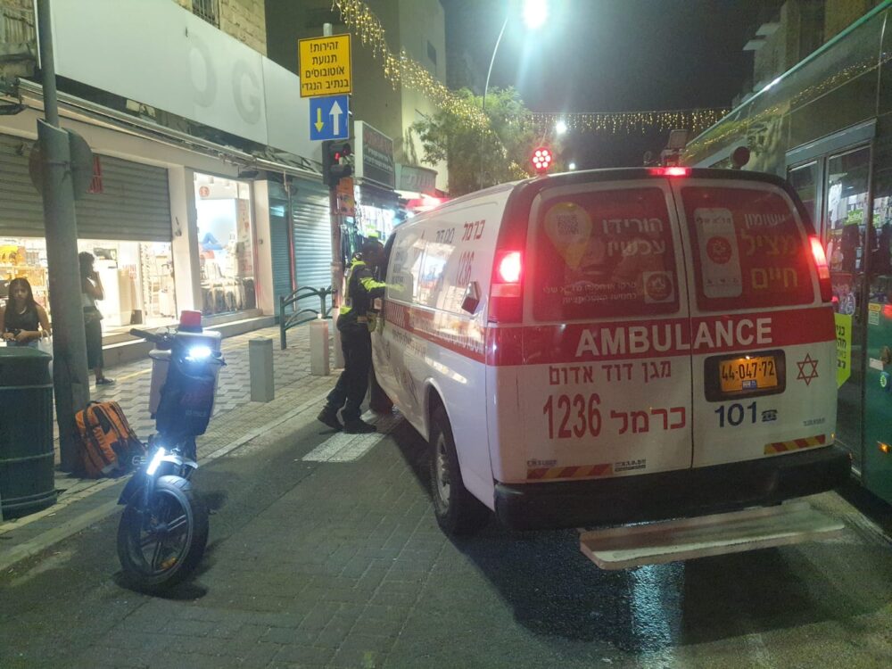 רוכב אופניים חשמליים נפגע מרכב בחיפה (צילום: ארגון הצלה)