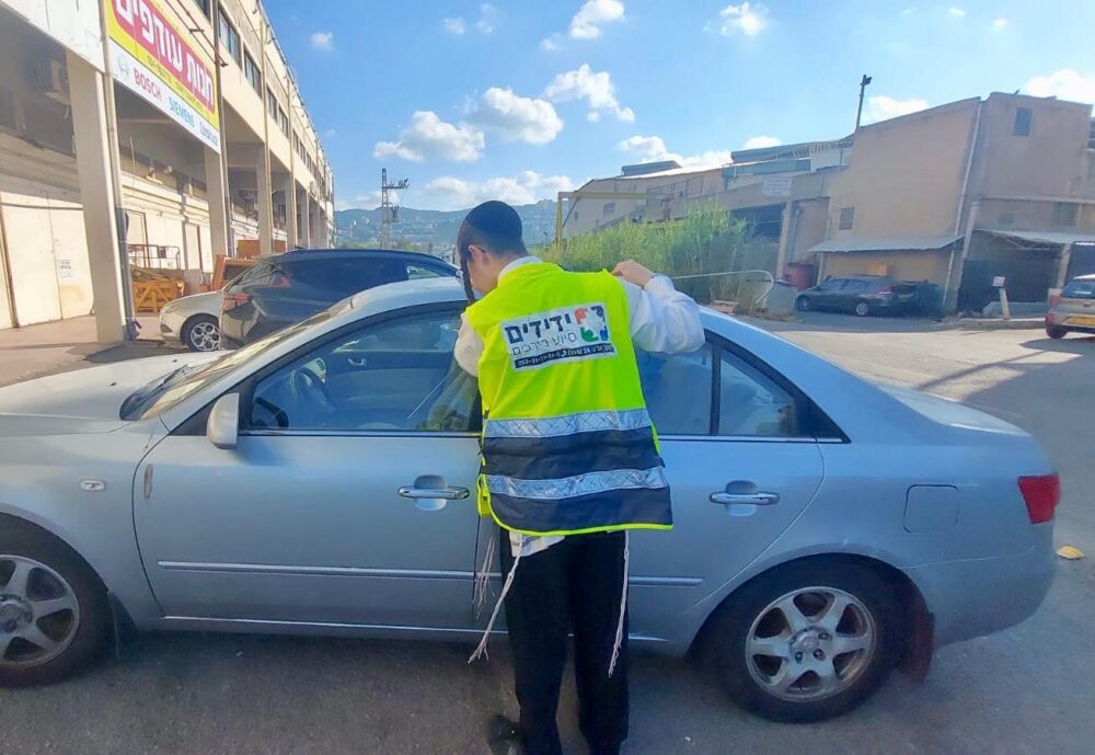 חילוץ פעוטה שננעלה בשגגה ברכב לעיני אביה, ברחוב המוסכים בחיפה, על ידי ארגון ידידים (צילום: ידידים)