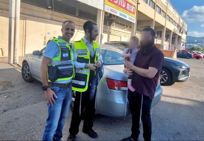 חילוץ פעוטה שננעלה בשגגה ברכב לעיני אביה, ברחוב המוסכים בחיפה, על ידי ארגון ידידים (צילום: ידידים)