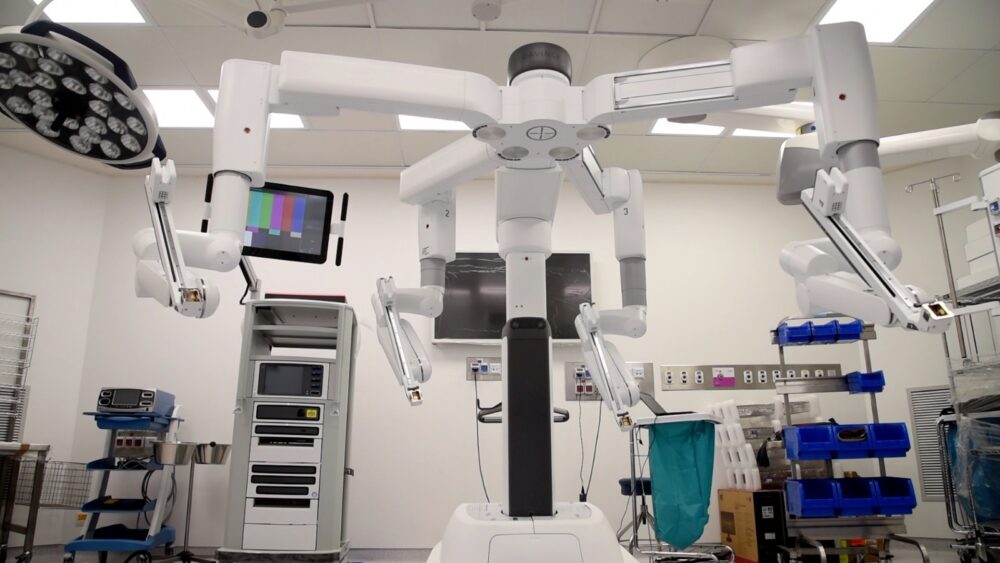 הרובוט החדש והמתקדם מסוגו בעולם בחדר הניתוח ברמב"ם (צילום: הקרייה הרפואית רמב״ם)