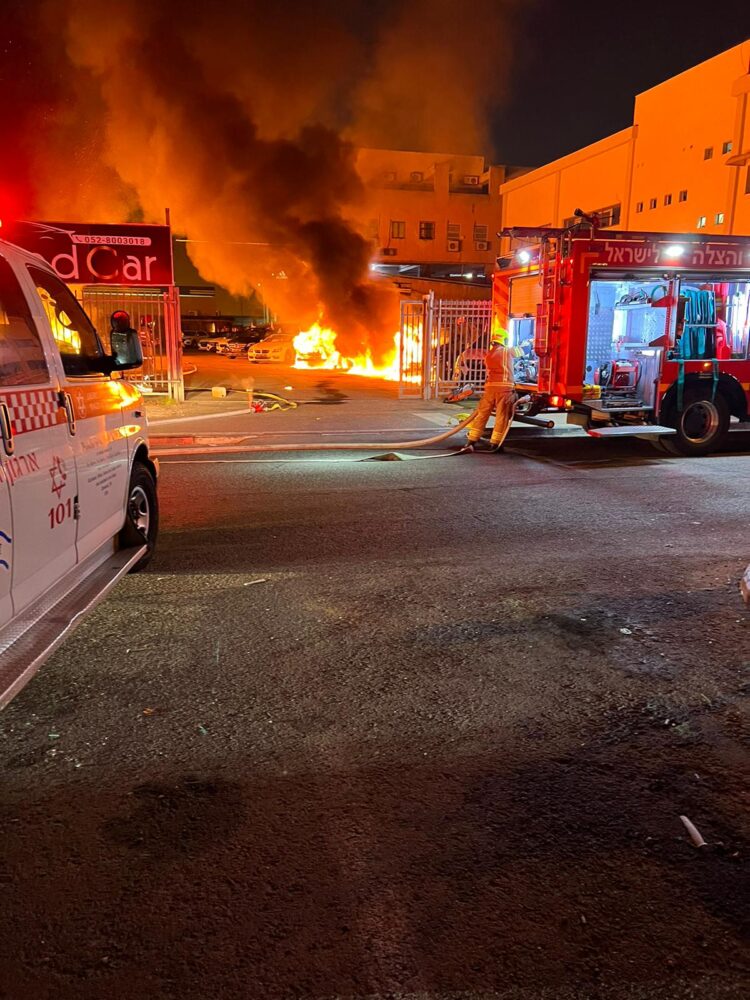 רכבים בוערים בכמה מוקדים, הלילה בחיפה (צילום: דוברות כבאות והצלה)