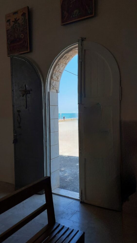 סדק אל החיים שמעבר לדלתות סגורות - כנסיית גריגוריוס (צילום: לילי מילת)