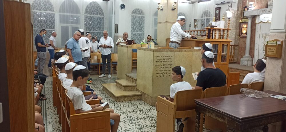 התלמידים בבית הכנסת (צילום: בית הספר רוממה)