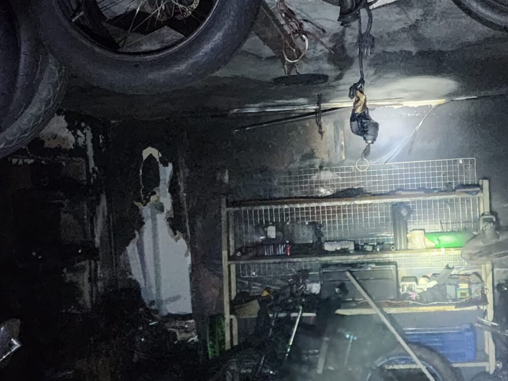חיפה: חנות וסדנה לאופניים חשמליים עלתה באש ערב יום הכיפורים (צילום: כבאות והצלה)