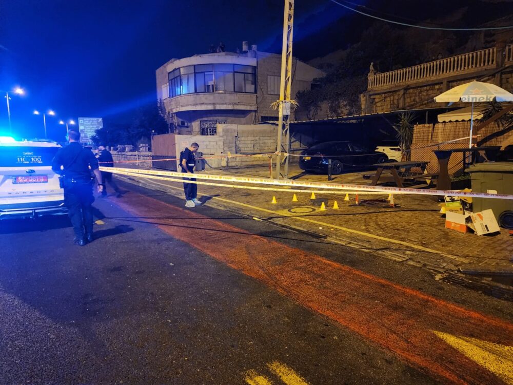 זירת רצח בשדרות ההגנה בחיפה (צילום: משטרת ישראל)