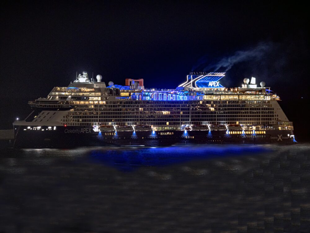 אוניית נוסעים בנמל חיפה - Celebrity Apex - סלבריטי אפקס (צילום: אנתוני הרשקו)