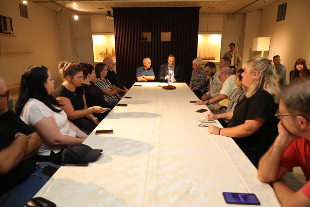 השר מיקי זוהר בשיחה עם חברי הנהלת מוזיאוני חיפה (צילום: ענת חרמוני)