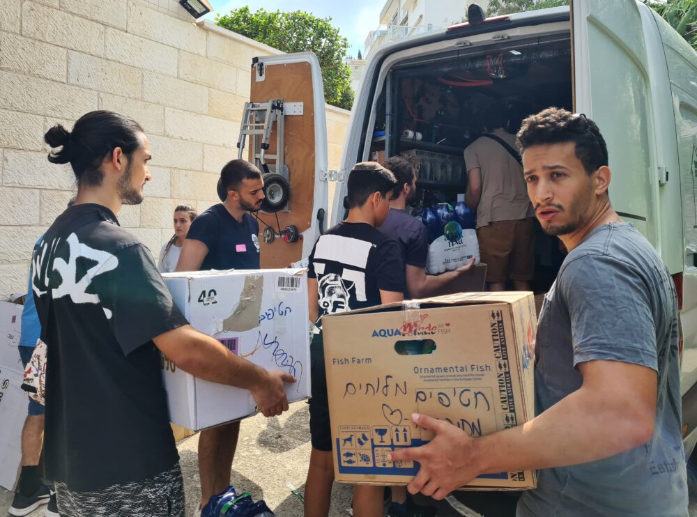 מתנדבים במרכז החירום הלוגיסטי בחיפה (צילום: יעל הורוביץ)