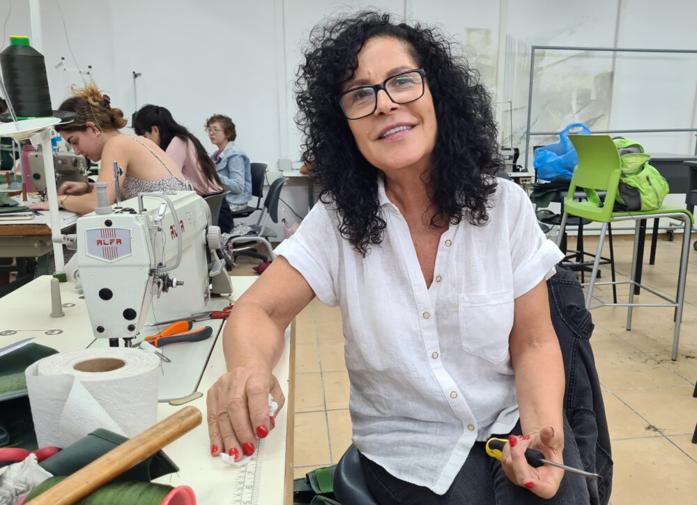 בין המתנדבים גם אוה ביבר, מרצה ותיקה בחוג לעיצוב אופנה ב'ויצו' חיפה שיצאה לגמלאות. צילום: יעל הורוביץ