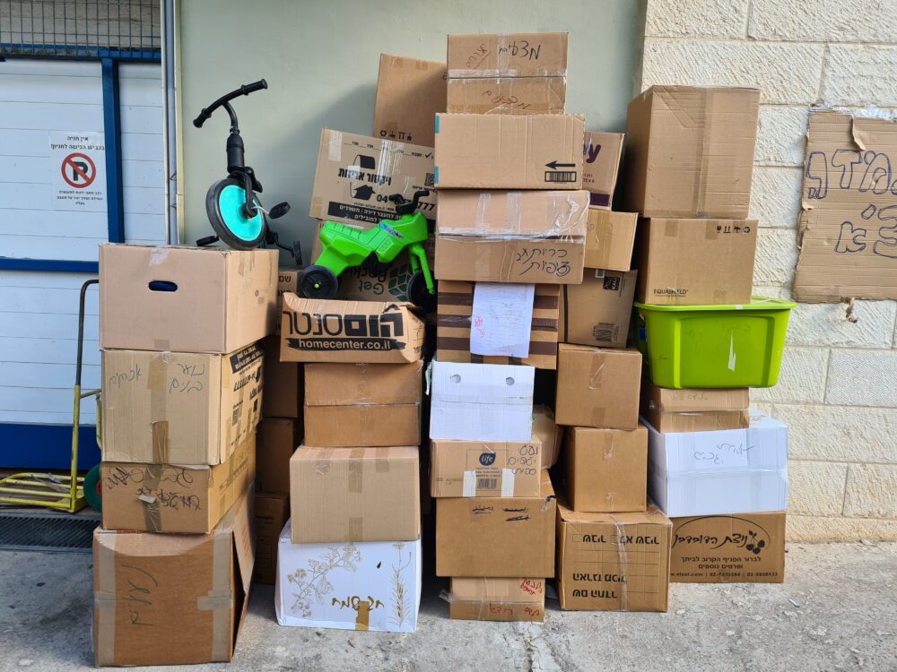 ארגזי ציוד אישי למשפחות המפונות במרכז הסיוע בחיפה (צילום: יעל הורוביץ)
